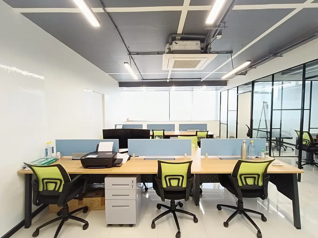 Serviced office workstations with ergonomic seating in Pune